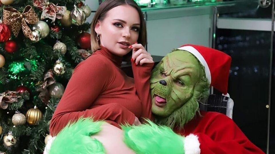 Aesthetic XXX-Mas fuck with a big-boobed brunette Emily Thorne - ePornTube