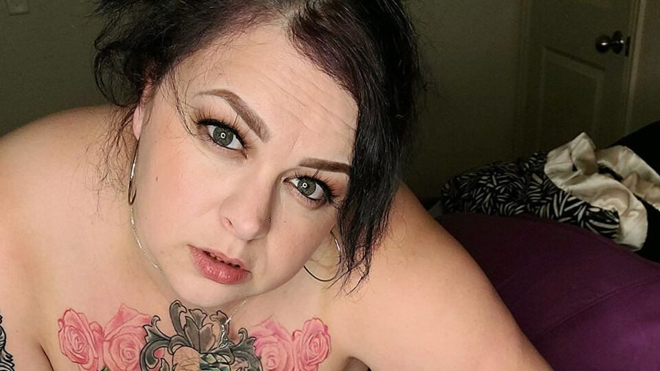 Soloing BBW chick Jessie Rabbit reveals her wide-opened crack