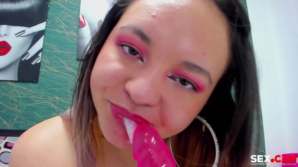 Lovely chubby girlfriend knows how to suck her pink toy on cam