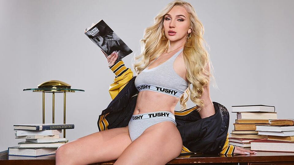 Bitchy blondie model Kendra Sunderland is enjoying BBC anal fuck